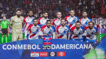 Jogadores do Fortaleza posam antes da vitória de 2 a 0 sobre o San Lorenzo, na Argentina