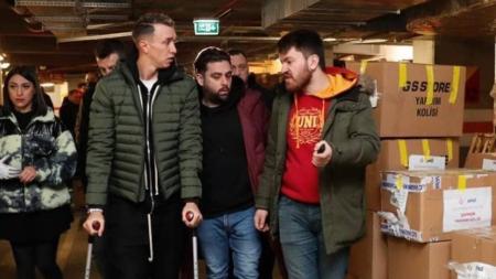 Jogadores do Galatasaray, como o uruguaio Fernando Muslera, estão ajudando na doação de produtos para as vítimas do terremoto na Turquia