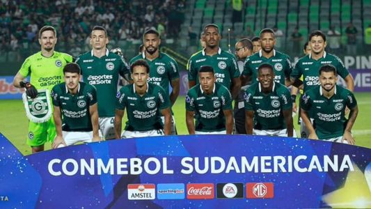 Jogadores do Goiás posam para foto oficial antes de empate contra o Gimnasia, na noite desta quinta (8)