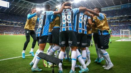 Jogadores do Grêmio celebram vitória no Grenal