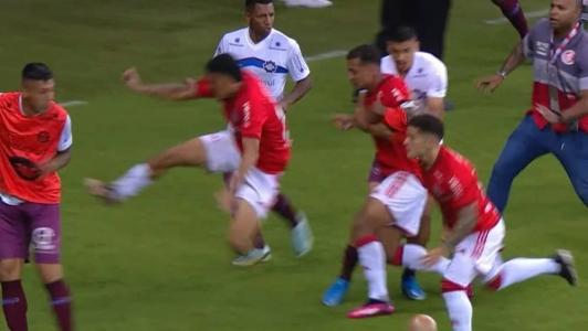 Jogadores do Inter e Caxias protagonizaram cenas lamentáveis no Beira-Rio