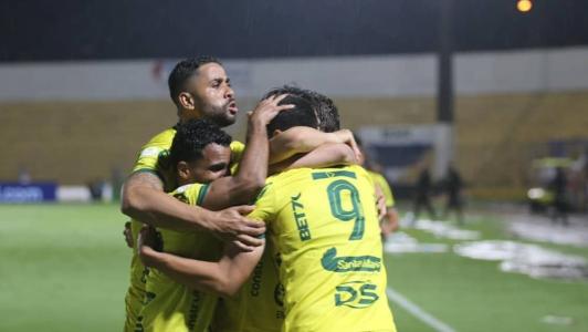Jogadores do Mirassol comemoram gol na vitória sobre o Sport