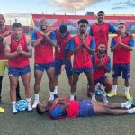 Jogadores do Nacional simulam velório no estádio em que adversário morreu; Federação repudia