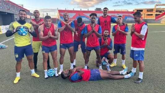 Jogadores do Nacional simulam jogador morto no estádio do Bahia de Feira
