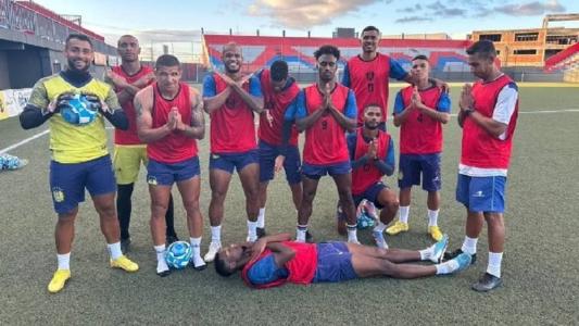 Jogadores do Nacional simulam jogador morto no estádio do Bahia de Feira