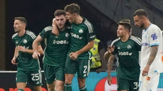 Jogadores do Panathinaikos comemorando o gol que levou a disputa para a prorrogação