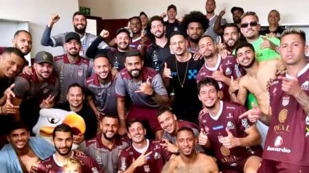 Jogadores do Patrocinense comemorando mais uma vitória