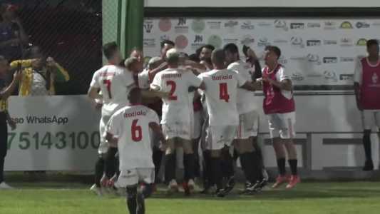 Jogadores do Pedra Branca comemoram a classificação à final da Chave Metropolitana