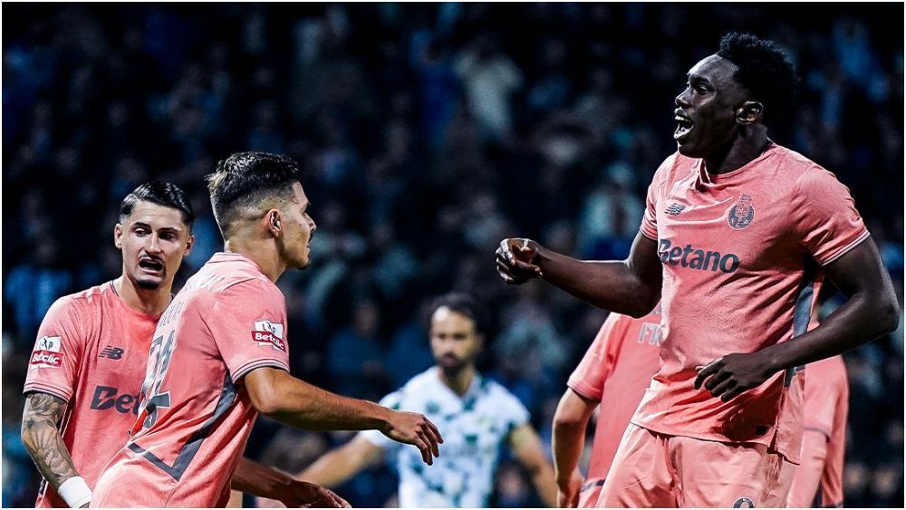 Porto marca no fim, vence Moreirense de virada e segue invicto no Português