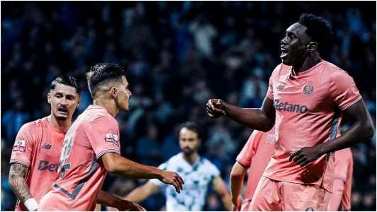 Jogadores do Porto comemoram gol contra o Moreirense
