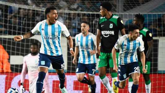 Jogadores do Racing vibrando com um dos gols na vitória sobre o Atlético Nacional