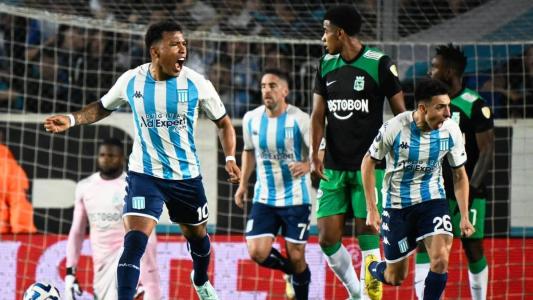 Jogadores do Racing vibrando com um dos gols na vitória sobre o Atlético Nacional