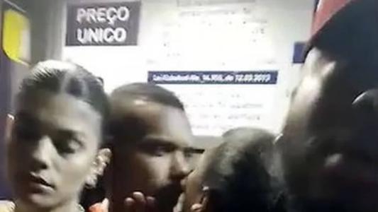 Jogadores do Santos são intimidados por torcedores em uma festa