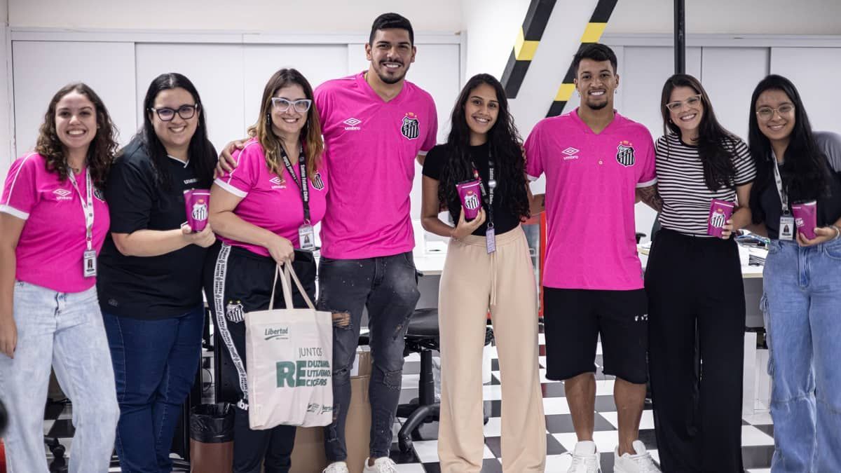 Jogadores presenteiam funcionárias do Santos em campanha do Outubro Rosa