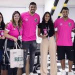 Jogadores presenteiam funcionárias do Santos em campanha do Outubro Rosa