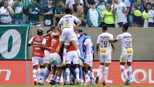 Jogadores do Santos durante partida pela Série A