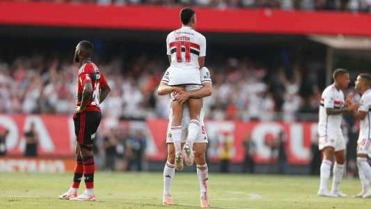 Jogadores do São Paulo comemoram com Gerson, do Flamengo, ao fundo