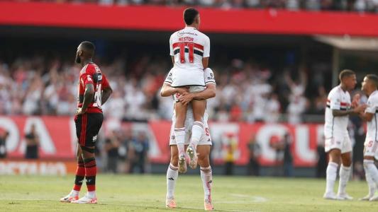 Jogadores do São Paulo comemoram com Gerson, do Flamengo, ao fundo