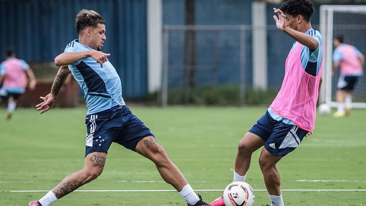 Veja fotos do treino do Cruzeiro nesta terça, que contou com novidades