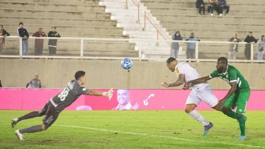 Jogadores do Tombense em jogo contra a Chapecoense