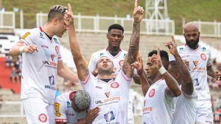 Jogadores do Tombense em vitória sobre o Ituano