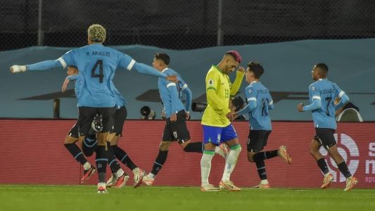 Jogadores do Uruguai comemoram primeiro gol na vitória de 2 a 0 sobre o Brasil, em 17 de outubro