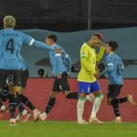 Brasil de Diniz joga mal e perde para o Uruguai pelas Eliminatórias