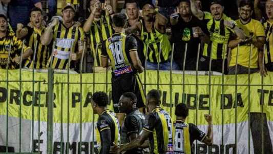 Jogadores do Volta Redonda comemoram muito a vitória pela Série C