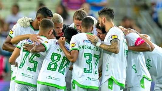 Jogadores durante partida entre Fortaleza e América, pela 26ª rodada do Campeonato Brasileiro