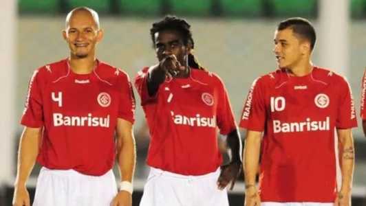 Jogadores durante partida do Internacional em 2010