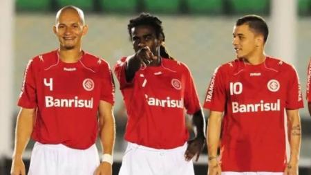 Jogadores durante partida do Internacional em 2010