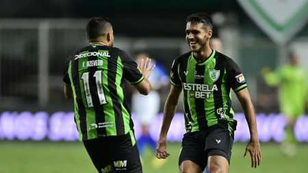 Jogadores durante partida entre América e Fortaleza