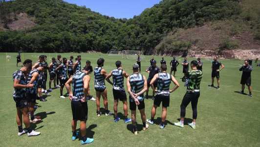 Jogadores e comissão técnica reunidos no CT Lonier, no Rio de Janeiro