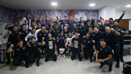 Jogadores e comissão técnica do Botafogo fazendo o gesto característico de Tiquinho Soares