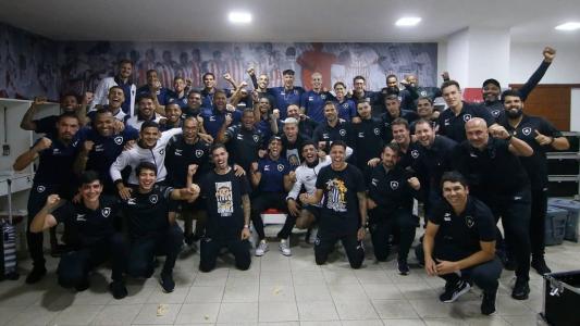 Jogadores e comissão técnica do Botafogo fazendo o gesto característico de Tiquinho Soares