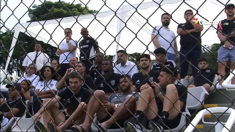 Hulk, Rabello e mais: jogadores do Atlético assistem clássico sub-17 com Cruzeiro