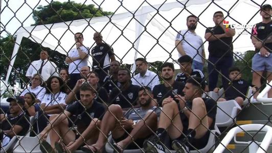 Jogadores e direção do Atlético prestigiaram o time sub-17 do Atlético antes de clássico neste domingo