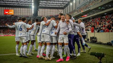 Jogadores de Athletico e Cruzeiro, pelo Campeonato Brasileiro