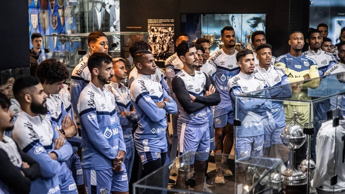 Em pausa da Data Fifa, elenco do Santos visita memorial do clube