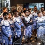 Em pausa da Data Fifa, elenco do Santos visita memorial do clube