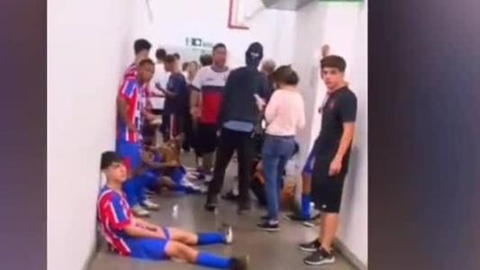 Jogadores ficaram no caminho para o vestiário após confusão