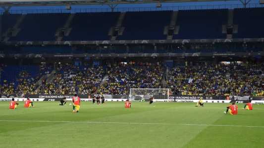 Jogadores protestam em jogo da Seleção Brasileira