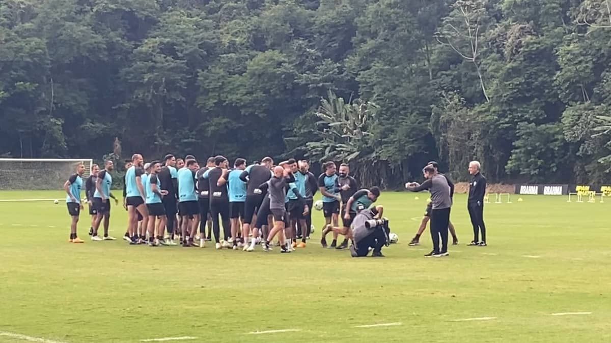 A caminho do América, Daniel Borges passa por trote em treino do Botafogo; assista