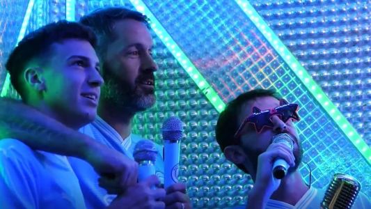 Jogadores soltaram a voz ao som de Wonderwall, da banda Oasis