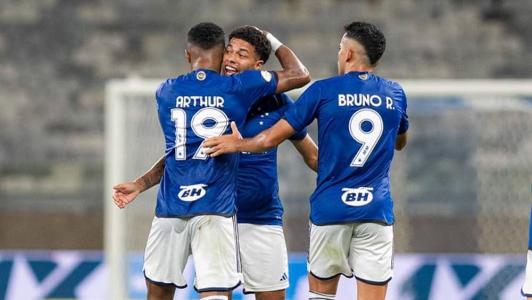 Jogadores vibraram muito com o gol marcado por Arthur Gomes