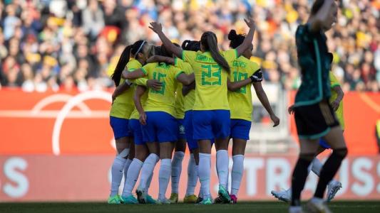 Jogando na Alemanha, Seleção Brasileira venceu as donas da casa por 2 a 1