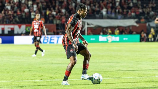 Atacante Marinho em campo pelo Vitória contra o Flamengo
