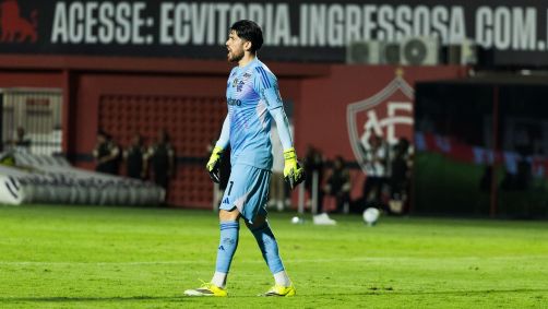 Goleiro Rossi durante jogo contra o Vitória, no Barradão