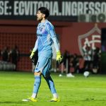 Rossi reage a pênalti defendido e é direto sobre situação no Flamengo