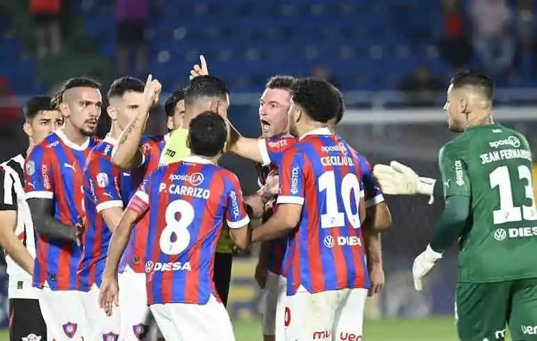 Jogo esquecido? Por que imprensa paraguaia falou pouco de Libertad x Cruzeiro